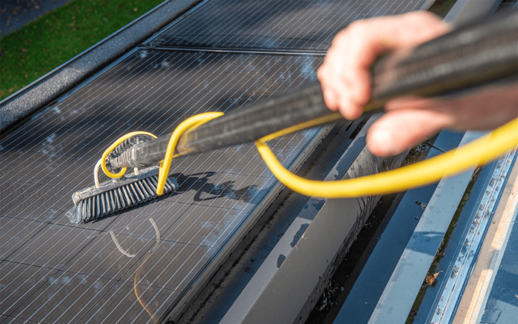 Zonnepanelen schoonmaken